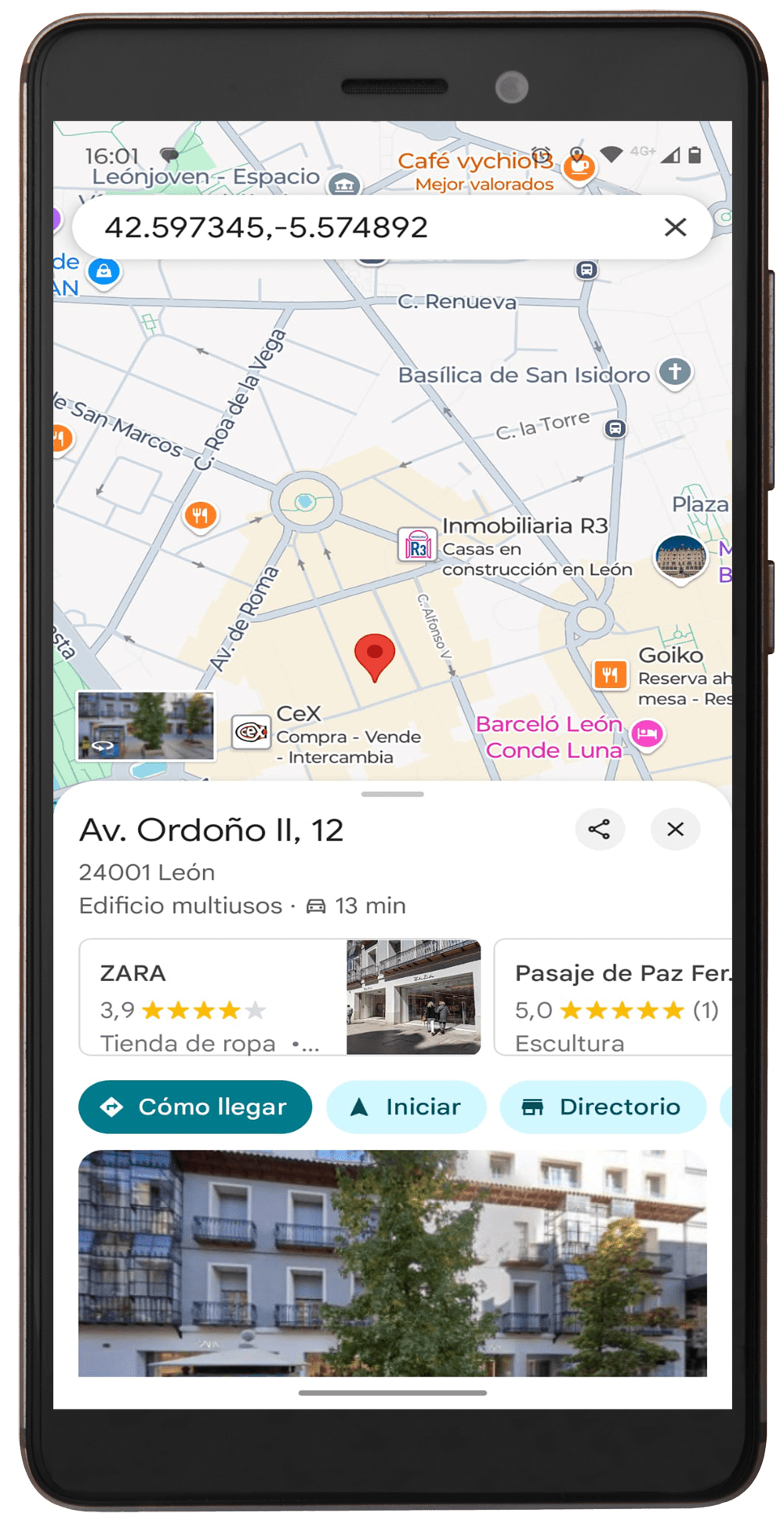Un móvil con una imagen de Google Maps en la pantalla donde se ven arriba las coordenadas de la ubicación.