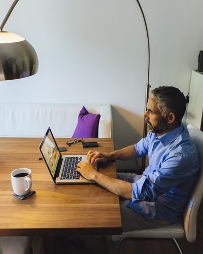 Hombre teletrabajando. Imagen que hace referencia a internet en casa.