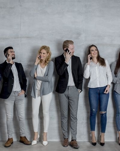Un grupo de personas hablando con sus móviles.