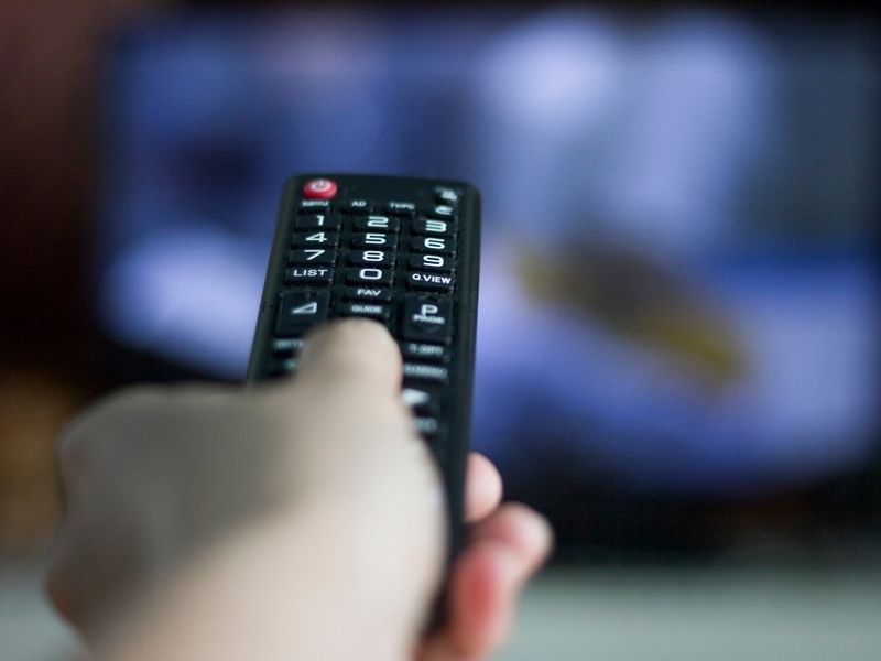 Primer plano de un mando a distancia de la tele.